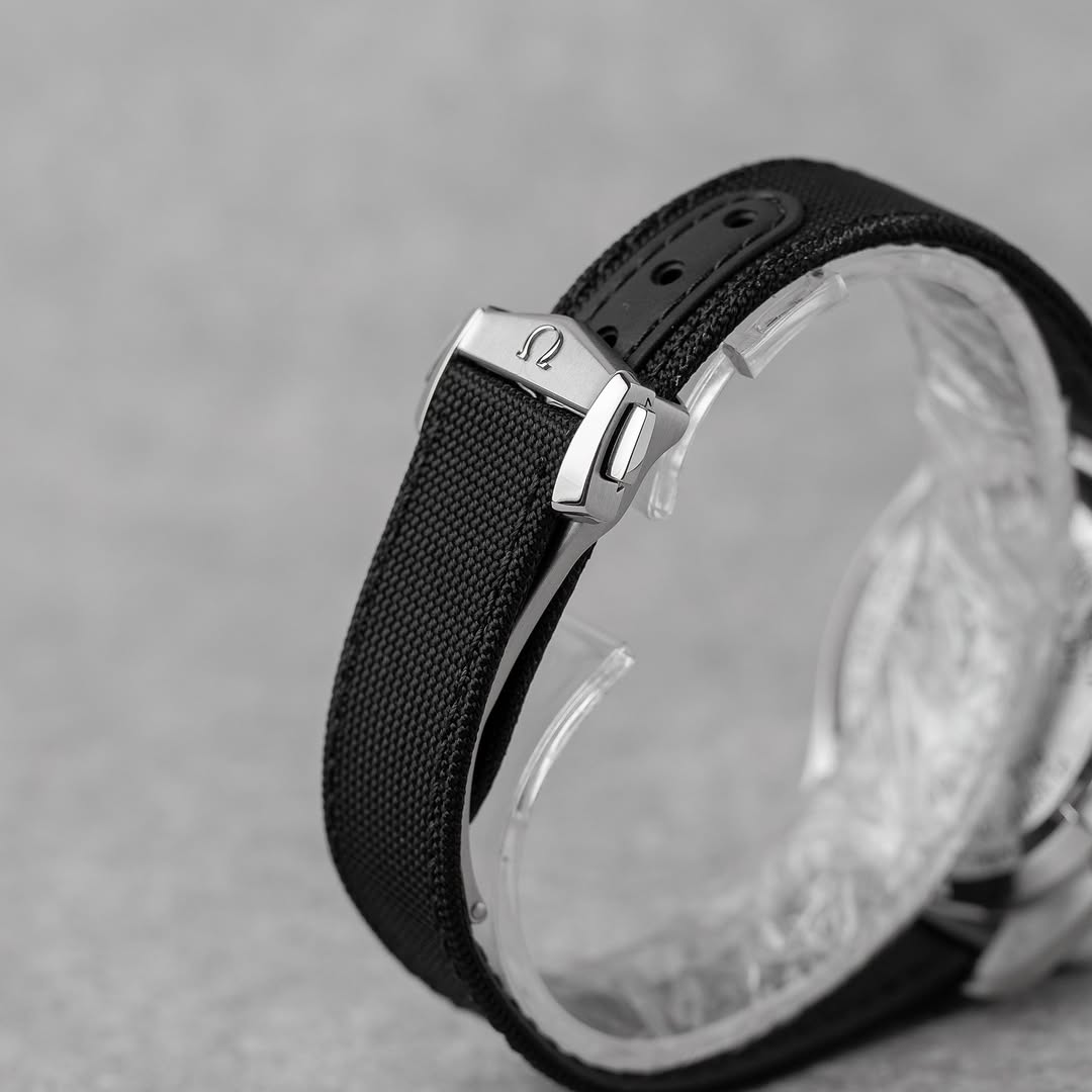 OMEGA SPEEDMASTER MOONWATCH