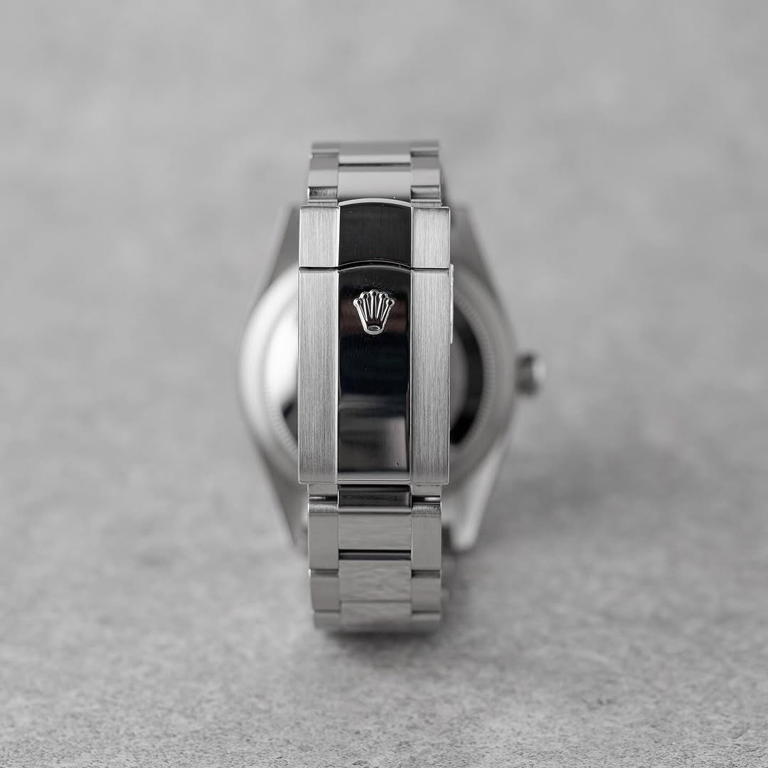 Rolex sky-deweler fond noir