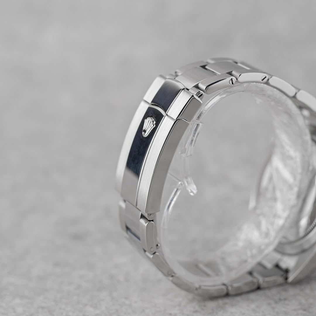 Rolex sky-deweler fond noir
