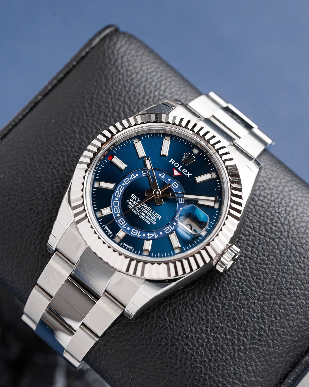Rolex sky-deweler fond bleu