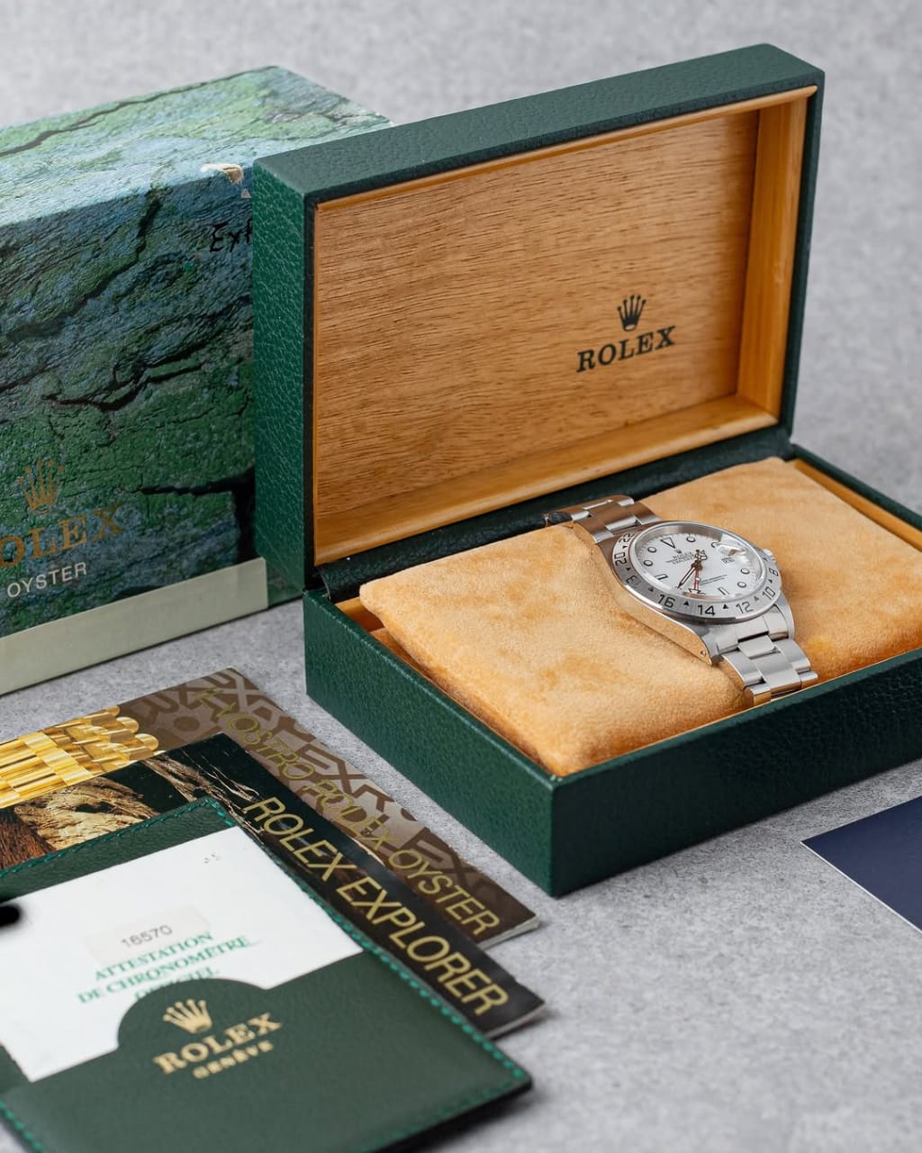 Rolex Explorer II fond blanc
